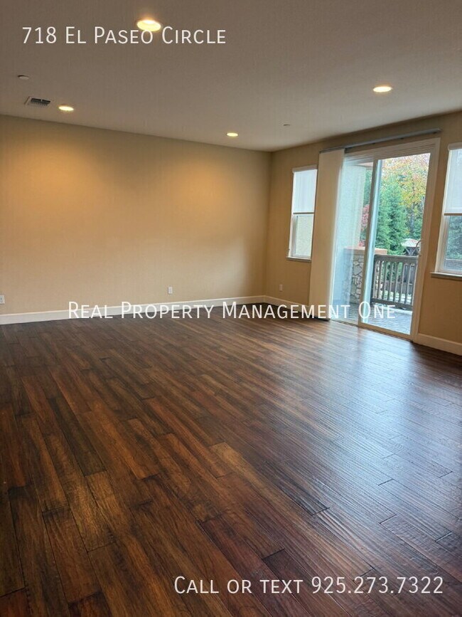 Building Photo - 718 El Paseo Cir