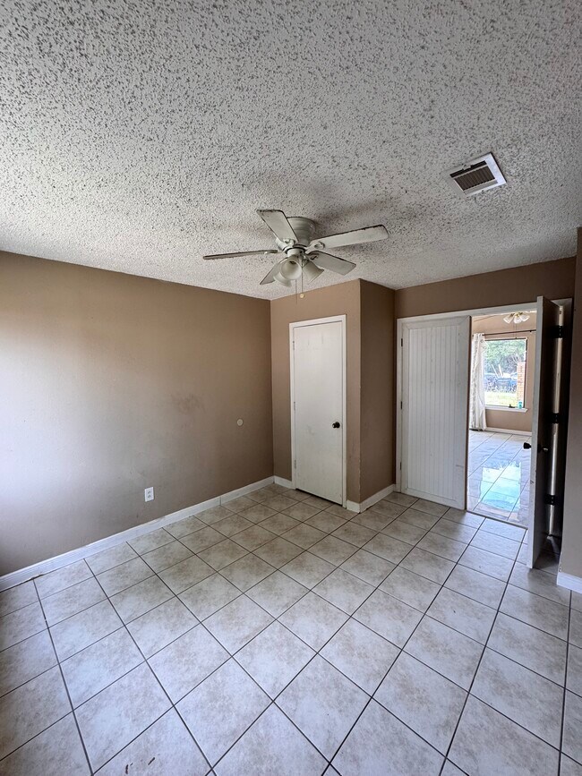 Building Photo - 545 Prairie Dell St