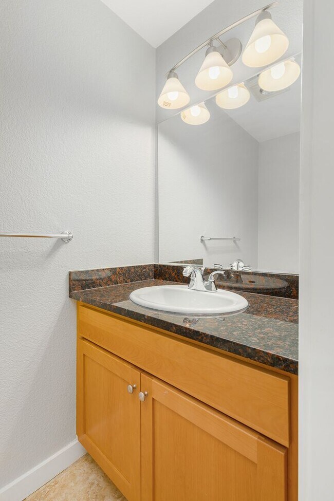 Building Photo - 2 Bedroom 2.5 Bath Townhouse Kirkland *Move in special!