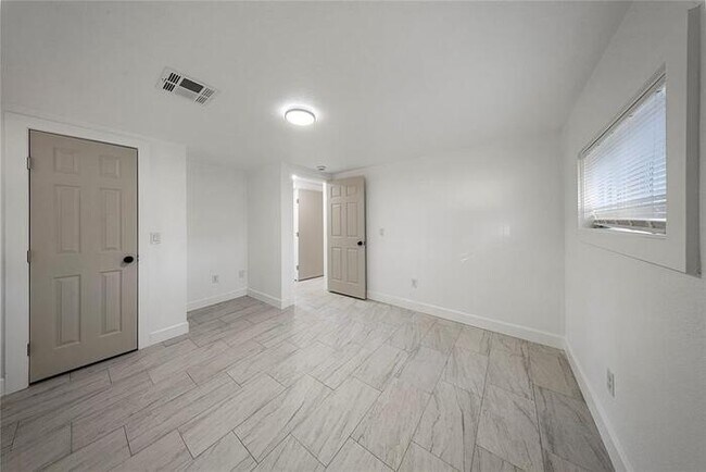 Building Photo - 2421 NW 18th St