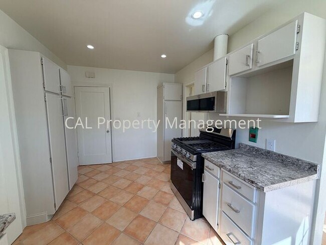 Building Photo - 3 bedroom 2 bathroom single level home!