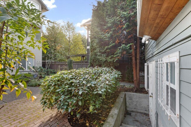 Building Photo - 3Bd/3Ba Seattle Townhome