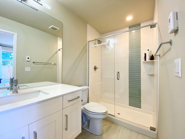 Building Photo - Built in 2017 – Stunning Modern Home for R...