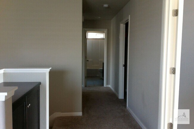 Building Photo - Spacious 4 Bedroom 3 Bath Home in Harlan R...