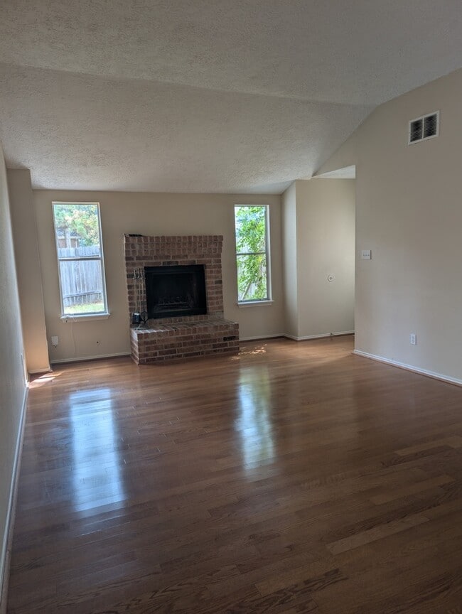 Building Photo - Charming 2 beds 2 baths in Spring!
