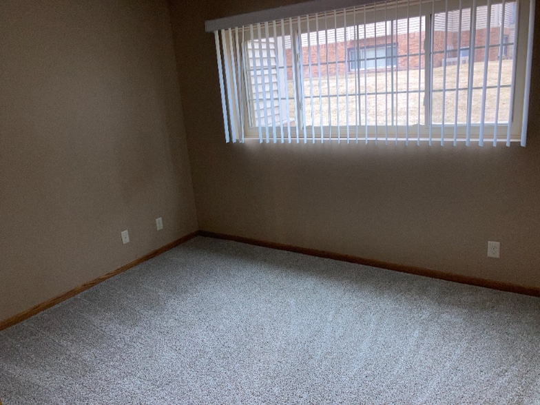 Building Photo - 5100 Emerald Dr