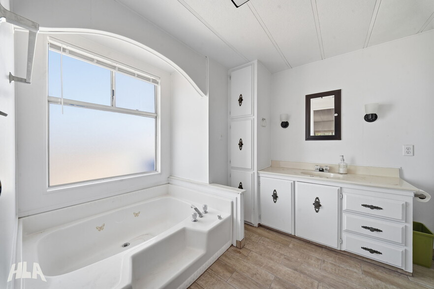 Building Photo - 10584 E Amber Dr