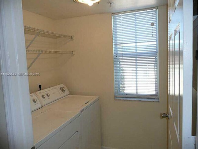 Building Photo - 2494 Centergate Dr