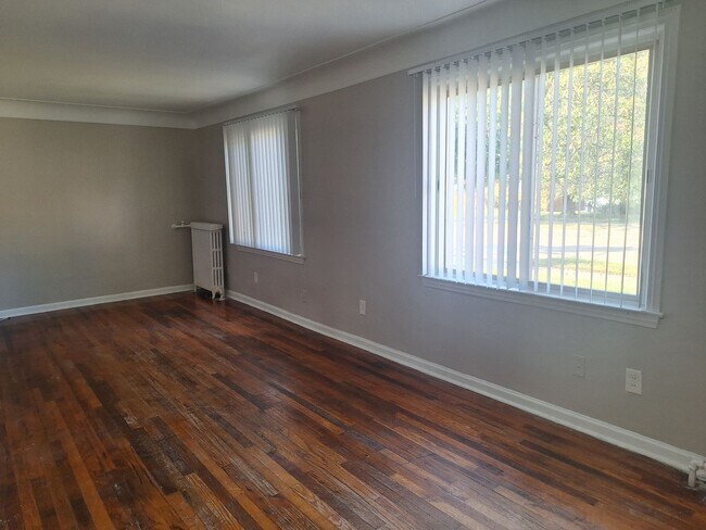 Building Photo - Harper Woods bungalow