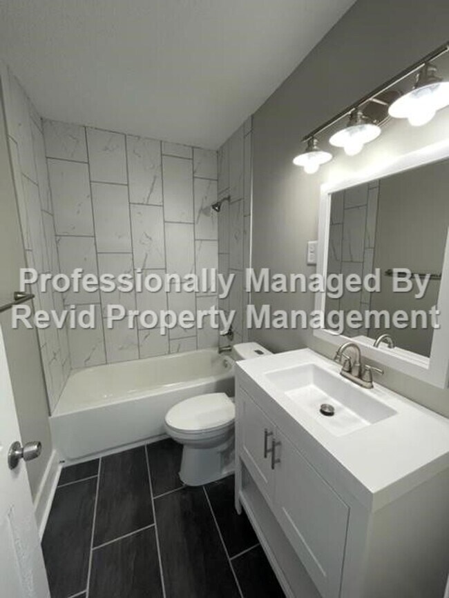 Building Photo - *FIRST MONTH RENT FREE* Freshly Renovated ...