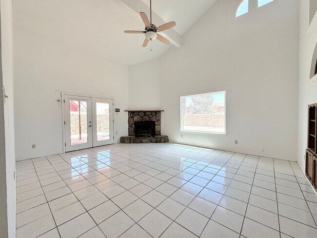 Building Photo - Northeast El Paso 3 Bed Refrig A/C split T...