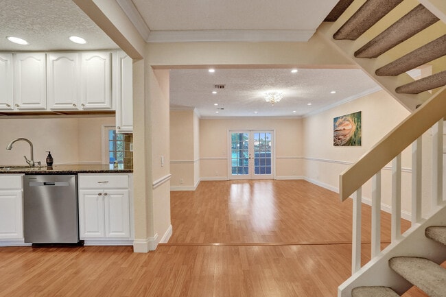 Building Photo - 635 Northshore Dr
