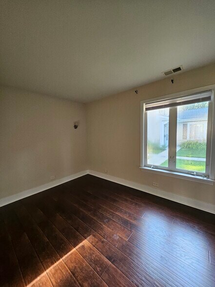 Building Photo - 1571 Cove Dr