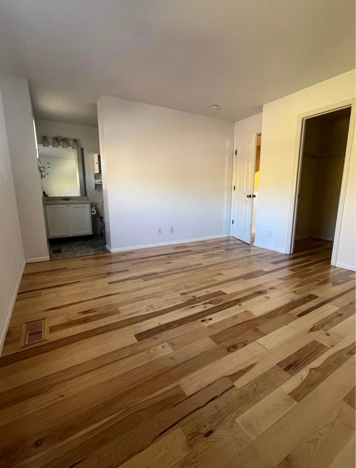 Building Photo - 536 W 91st Cir