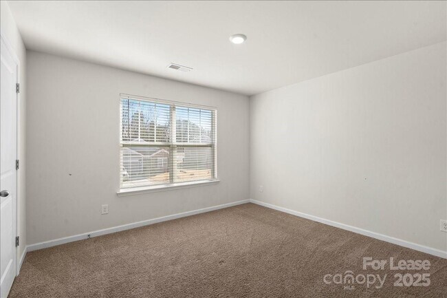 Building Photo - 221 Wildflower Dr