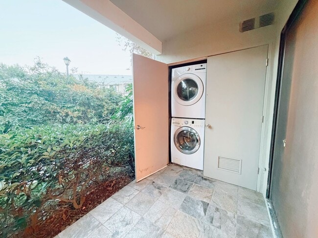 Building Photo - Beautiful Upgraded 2 Bed / 2 Bath 1 Story Condo Located in The Lakes in Carmel Valley