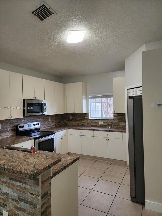 Building Photo - 1231 NE 32nd Ave