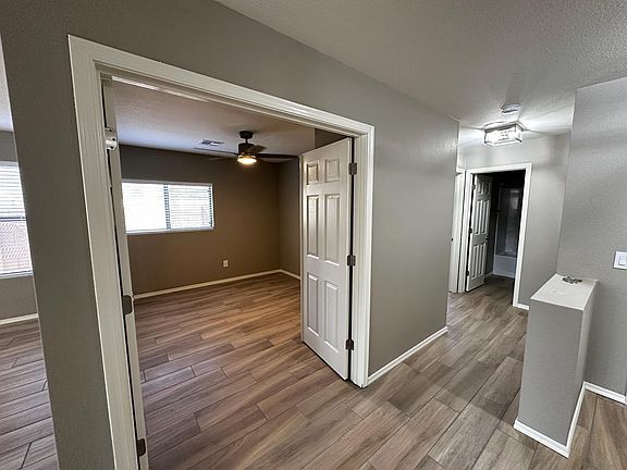 Building Photo - 2911 E Cherry Hills Dr