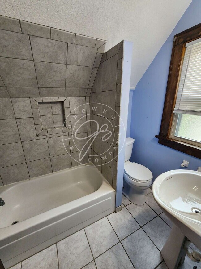 Building Photo - 3 Bed / 2 Bath Home in West Toledo – Bonus...