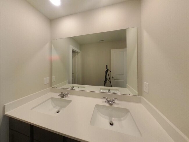 Building Photo - 9835 Willow Creek Commerce Dr