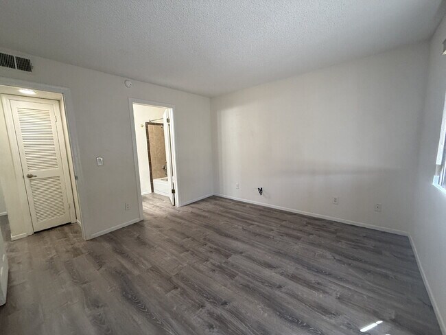 Building Photo - New Flooring, no carpet. 2bed 2bath Gated Community with a Swimming Pool