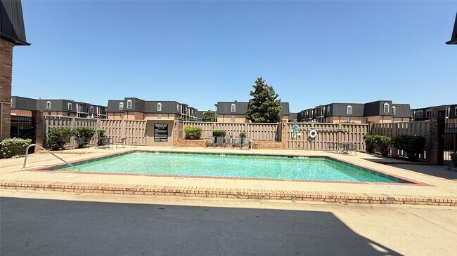 Building Photo - 2425 Underwood St