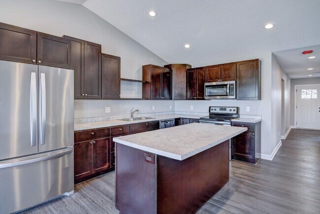 Building Photo - 3 Bedroom Town Home, Association Maintaine...