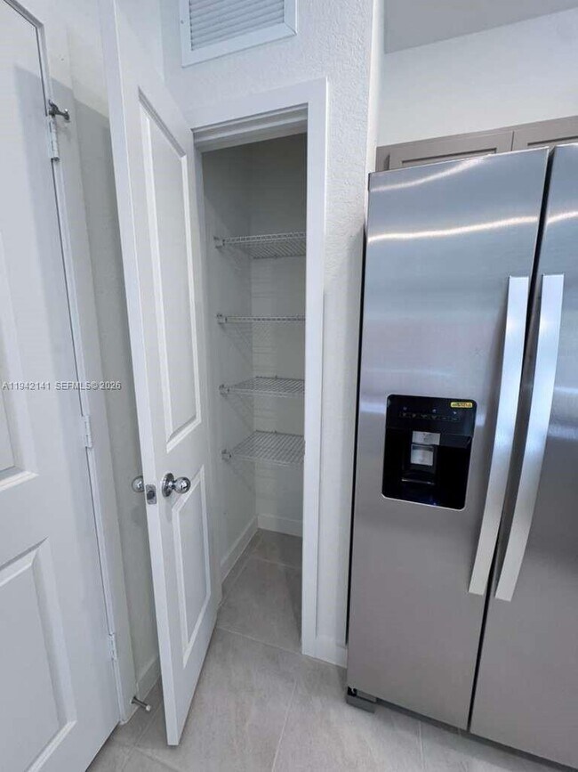 Building Photo - 15490 NE 3rd Ave