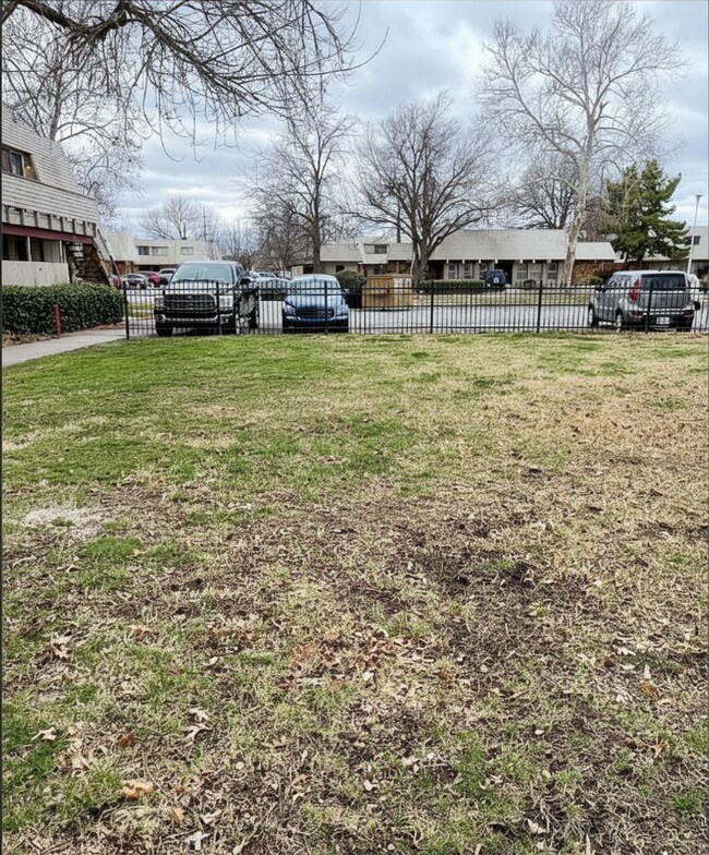 Building Photo - Spacious 2 Bed / 2 Bath Unit in Tulsa