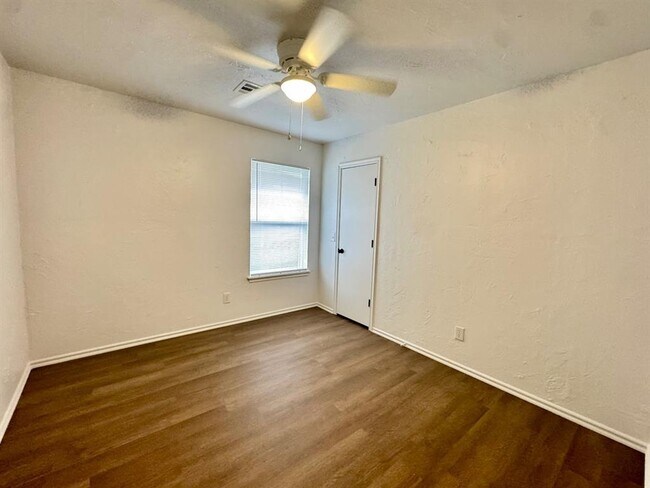 Building Photo - 223 W 6th St