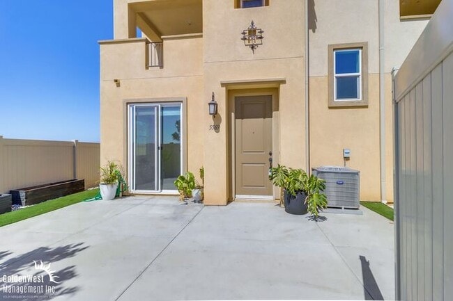 Building Photo - Stunning Corner Unit 4Bdm 3.5Ba Townhome w...