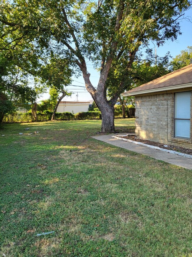 Building Photo - 808 Austin St