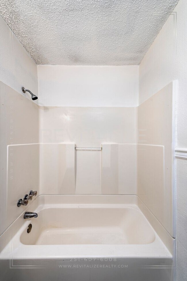 Building Photo - 3 BR 2 BA Home with Fenced Yard & Carport