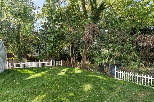 Building Photo - 516 River Rd