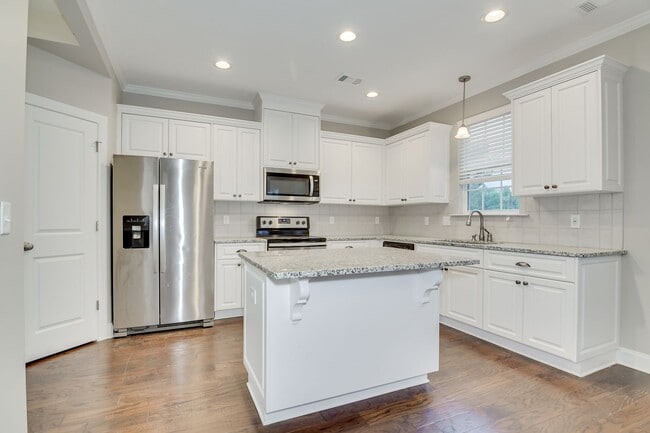 Building Photo - 4 Bedroom 2.5 Bath Canterbury Farms