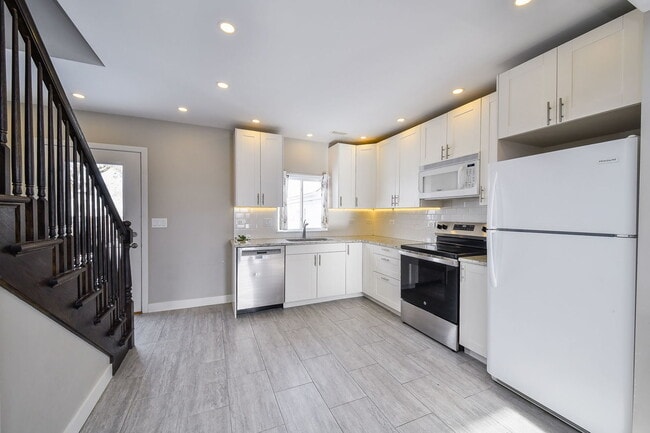 Building Photo - 825 Albert Ave