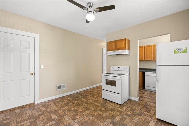 Building Photo - 18 St Clair St