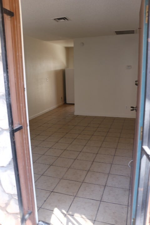 Building Photo - NO SHOWINGS UNTIL 12/15/25