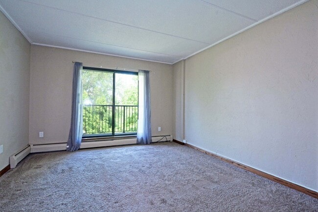 Building Photo - Available now - Top-Floor Living with Style and Convenience in Minnetonka!