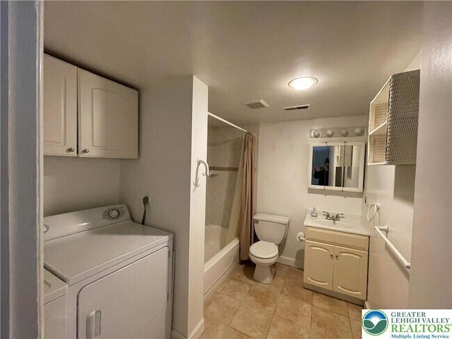 Building Photo - 1590 Alta Dr