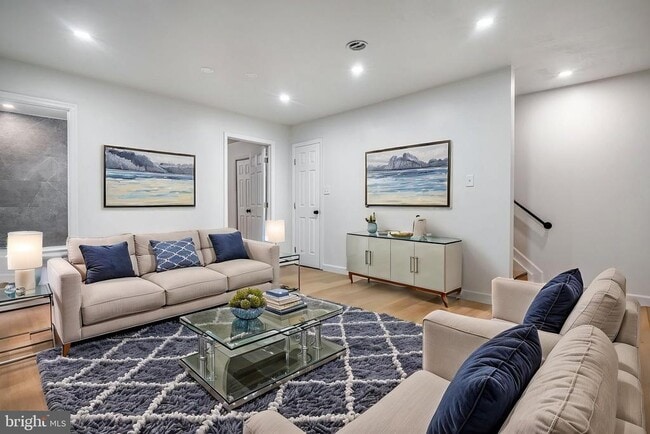 Building Photo - 1325 Barnaby Terrace SE