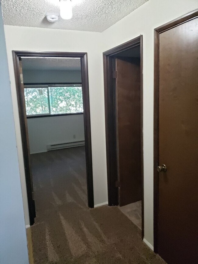 Building Photo - r214b