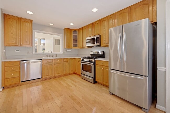 Building Photo - 3 Bed 3.5 Bath - Kentlands Townhouse - 2 C...