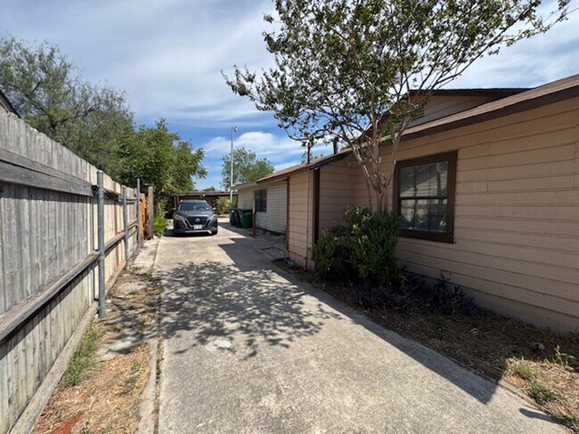 Building Photo - Nicely Remodeled Southside San Antonio Hom...