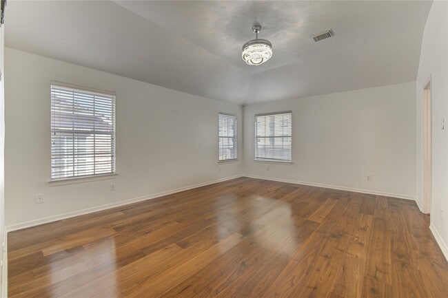 Building Photo - 1115 Enclave Square E