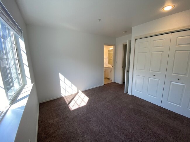 Building Photo - Spacious Townhome - Dual Master Bedrooms a...