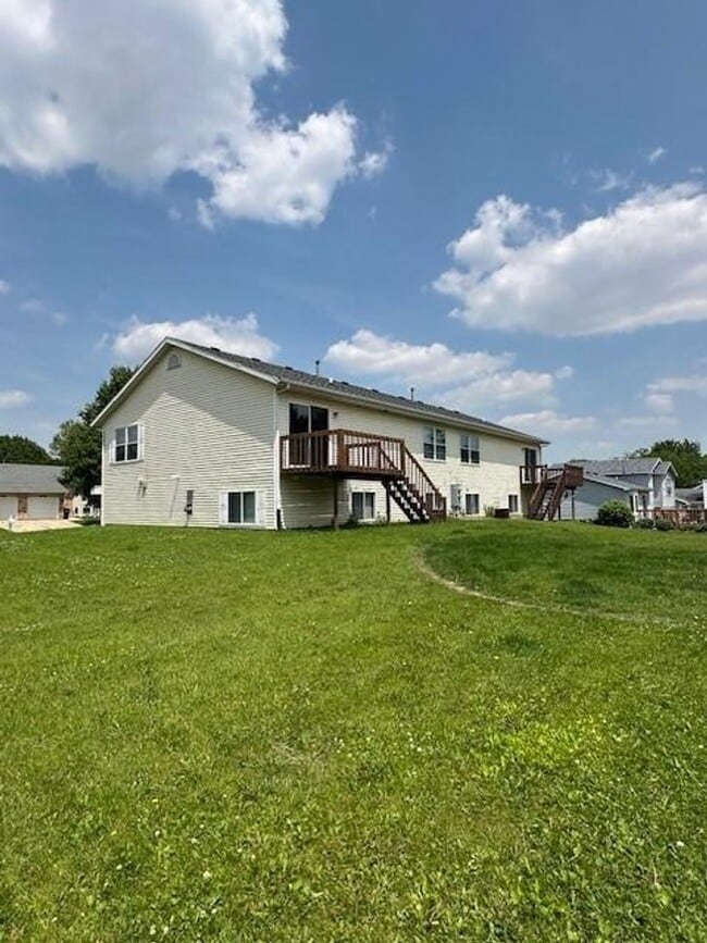 Building Photo - Rustic Dr