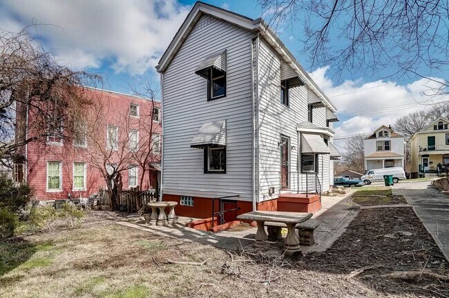 Building Photo - Updated 3 Bed 1 Bath in Price Hill!