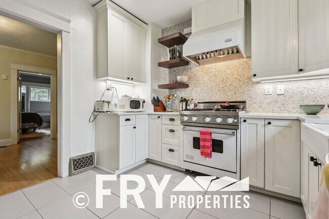 Building Photo - Classic Bungalow in Amazing Location with ...