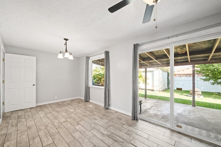 Building Photo - 1024 1st St